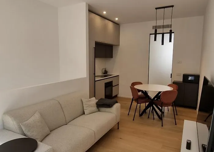 Vytalea - Trilocale Moderno Con Patio E Doppi Servizi, Vicino M4 - Modern 2-bedroom With Patio & Two Bathrooms, Near Metro M4 *