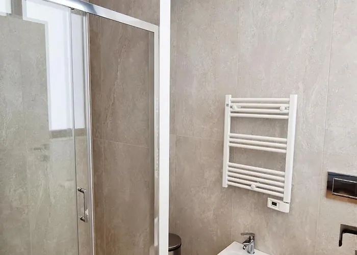 Vytalea - Trilocale Moderno Con Patio E Doppi Servizi, Vicino M4 - Modern 2-bedroom With Patio & Two Bathrooms, Near Metro M4 *